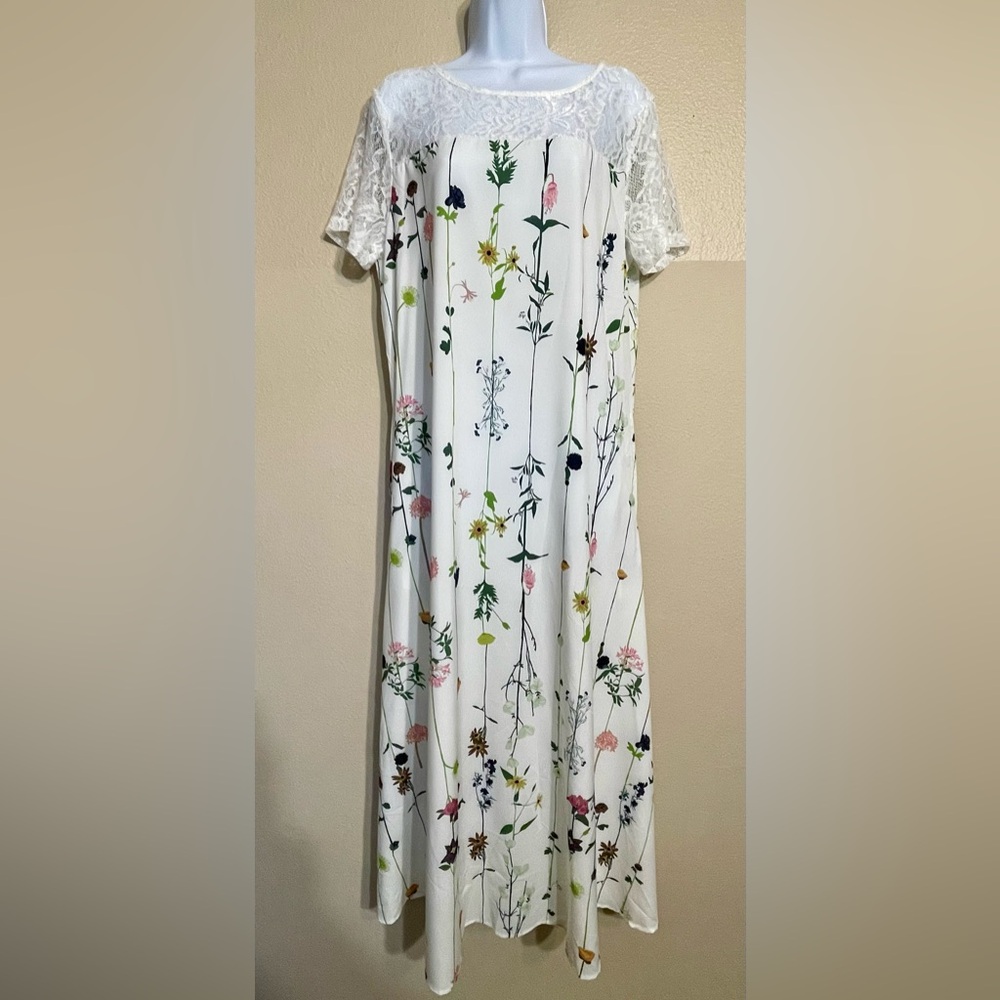 Floral Maxi Dress with Lace top and pockets. Large